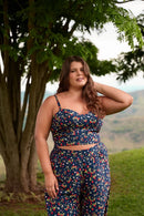 TOP CROPPED COM AMARRAÇÃO MINI CAMPO DE MORANGOS MARINHO