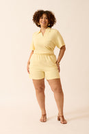 SHORT COM BOLSO MODAL GENEBRA AMARELO MANTEIGA